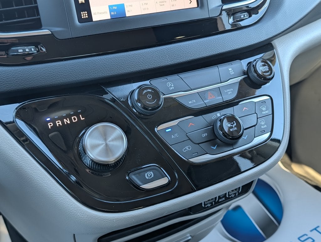 2023 Chrysler Voyager LX