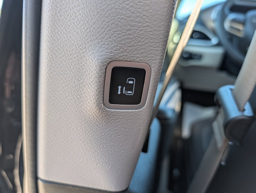 2023 Chrysler Voyager LX